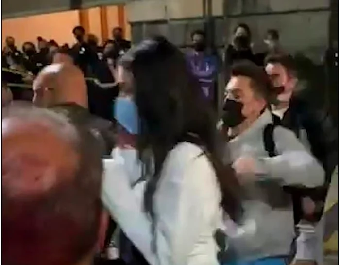 A fost scoasă din înghesuială de bodyguarziFoto: twitter