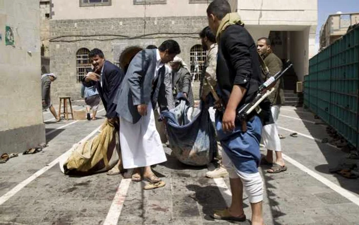 Explozii puternice au avut loc în moscheile Al Badr şi Al Hashoosh din Sanaa, frecventate de membri ai confesiunii de tip şiit zaidi, în principal de rebeli etnici huthi FOTO AP