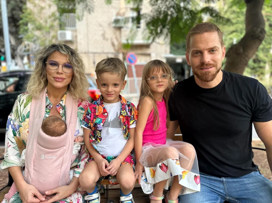 Vedeta și-a dus bebelușa de două luni la plimbare în țara natală a tatălui său, Ilan Laufer