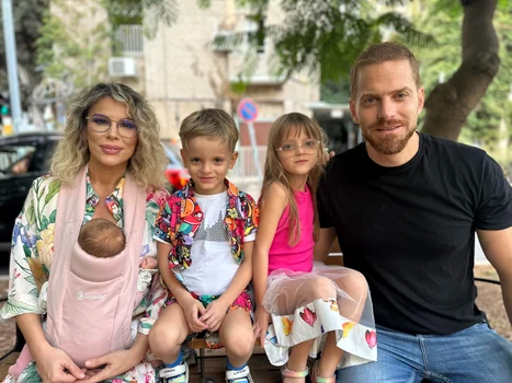 Vedeta și-a dus bebelușa de două luni la plimbare în țara natală a tatălui său, Ilan Laufer