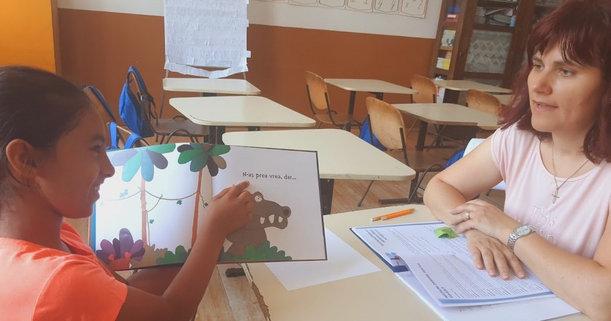 Lecţia de literaţie a învăţătoarei care îi învaţă să scrie şi să ...