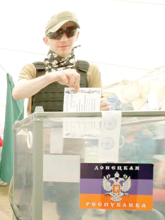 Înainte de a băga în urnă buletinele de vot, le-au arătat la camere