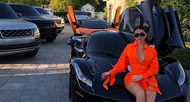 Cea mai mare plăcere a lui Kylie este să scoată maşinile din garaj şi să se pozeze lângă ele