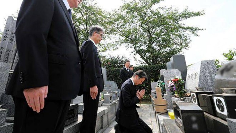 Japonska policija in tožilci se opravičili ob grobu nepravično obtoženega poslovneža