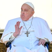 Papa Francisc a apărut duminică printre credincioşii din Piaţa Sfântul Petru de la Vatican FOTO AFP