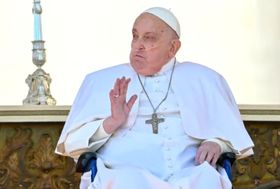 Papa Francisc a apărut duminică printre credincioşii din Piaţa Sfântul Petru de la Vatican FOTO AFP