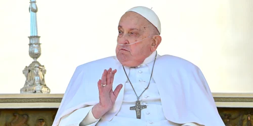 Papa Francisc a apărut duminică printre credincioşii din Piaţa Sfântul Petru de la Vatican FOTO AFP