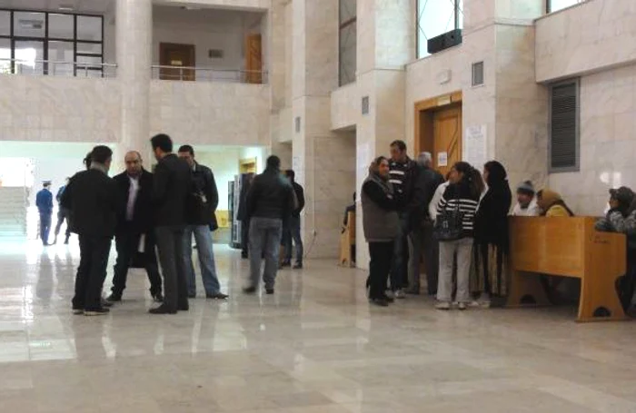 Rudele celor implicaţi în dosarul Mafiotu' vin regulat la proces pentru a-i îmbărbăta 