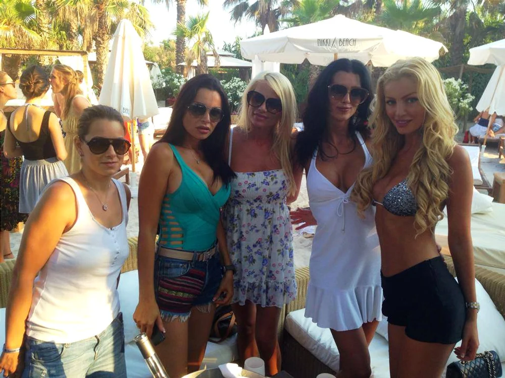 Brigitte Sfăt, lângă Cristina Szeifert, pe plajă la Saint Tropez (Foto: arhivă personală)
