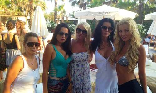 Brigitte Sfăt, lângă Cristina Szeifert, pe plajă la Saint Tropez (Foto: arhivă personală) jpeg