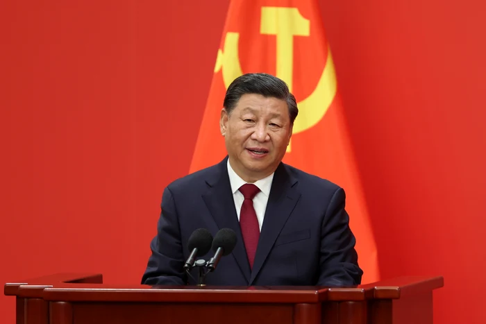 Xi Jinping, președintele Chinei, în fața steagului țari cu secera și ciocanul