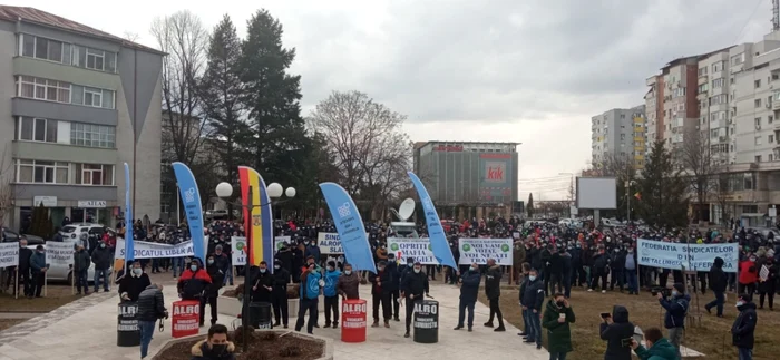 Aproximativ 400 de angajaţi ai ALRO Slatina protestează joi, 3 februarie 2022, în faţa Prefecturii Olt FOTO: Theo Truşcă