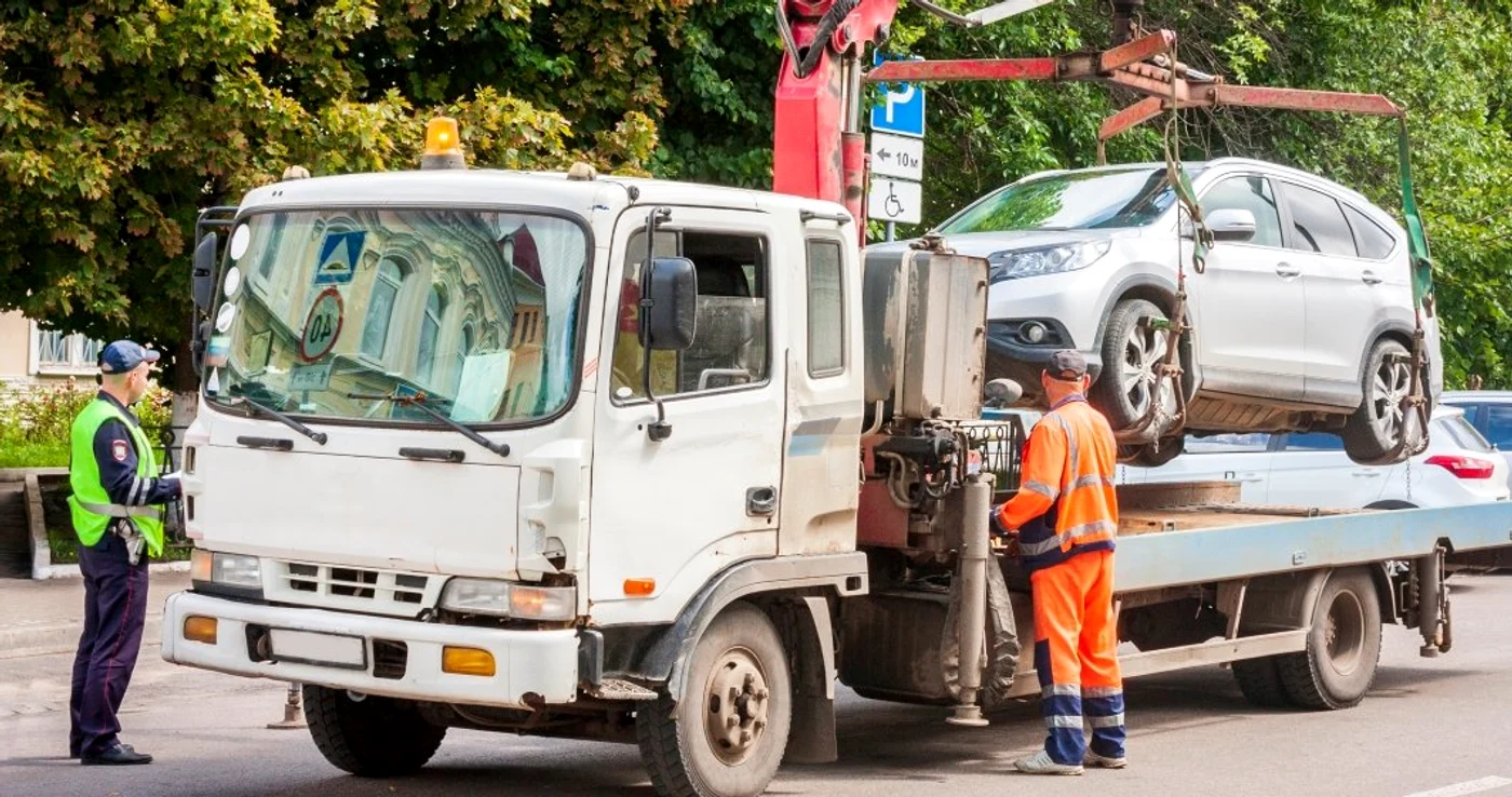 Polițiștii locali sunt cei care participă la ridicarea mașinilor parcate neregulamentar, în București
