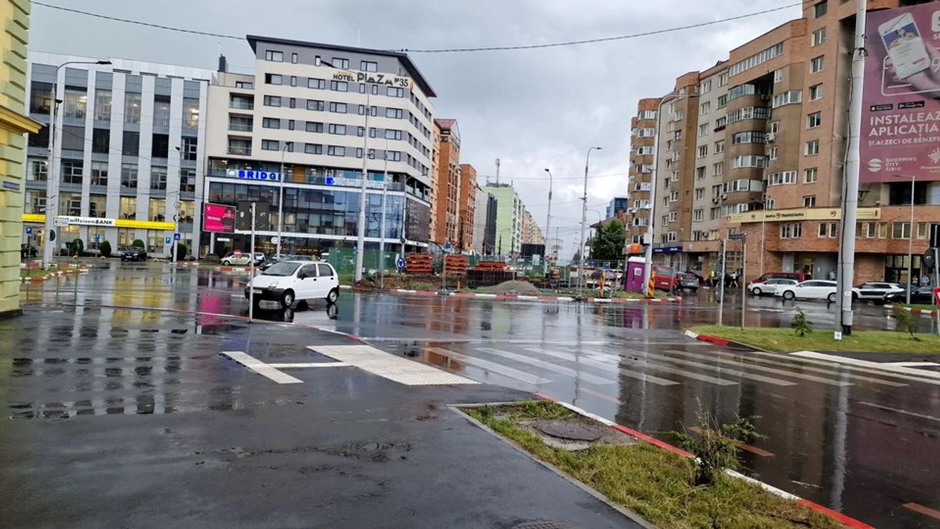 Matizul „aruncat” de furtună într-o intersecție. Foto: Ora de Sibiu
