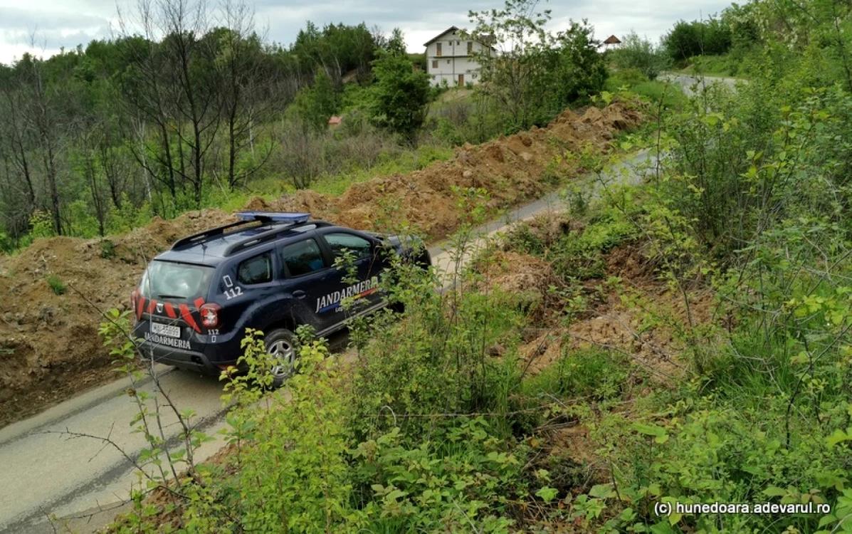 Alunecare de teren pe drumul spre cetăţile dacice din Munţii Orăştiei. Foto: Daniel Guţă. ADEVĂRUL