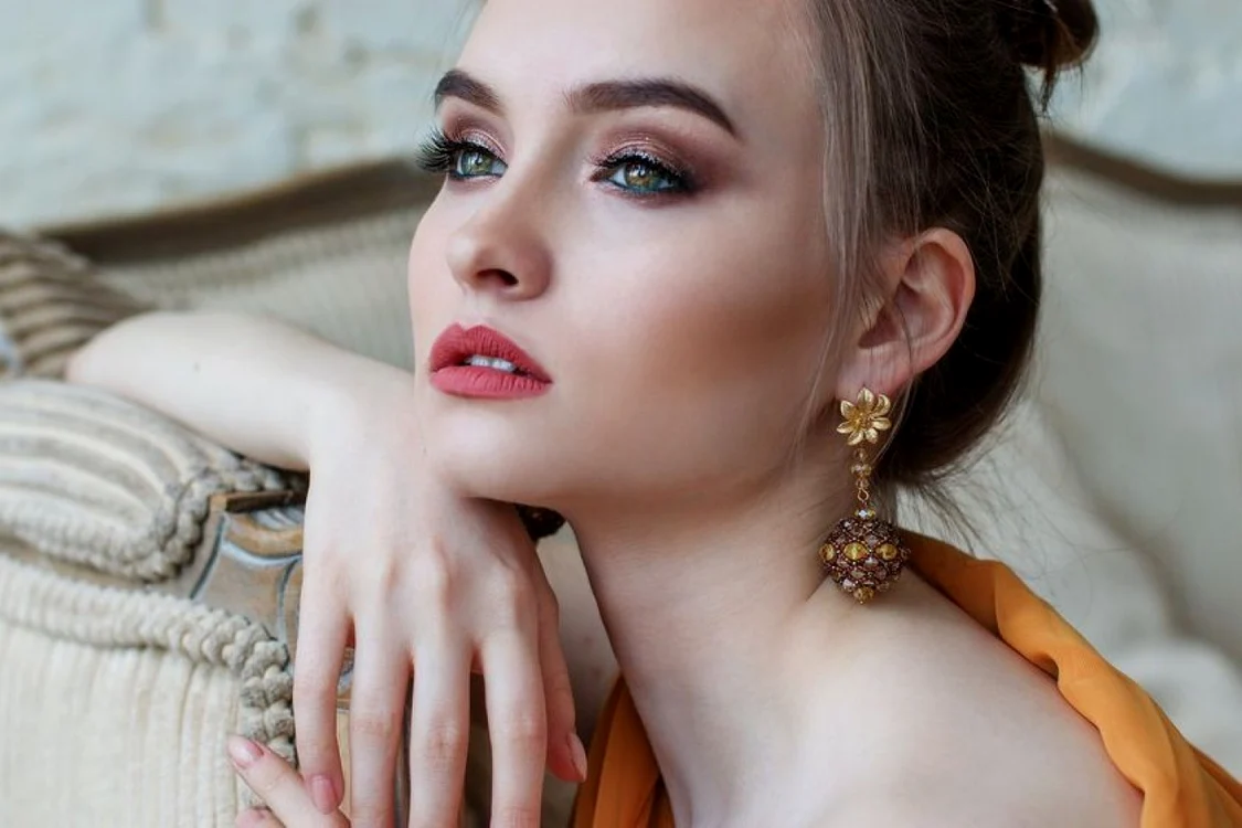 Cum te machiezi dacă ai pleoapele căzute. Trucuri recomandate de make-up artişti