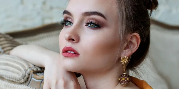 Cum te machiezi dacă ai pleoapele căzute. Trucuri recomandate de make-up artişti