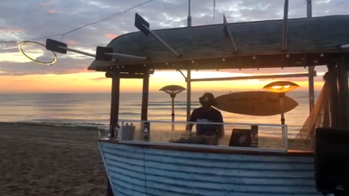 
    Un DJ le-a făcut o surpriză plăcută oamenilor aflați acasă, de 1 MaiFoto: captură video Amphora Vama Veche  