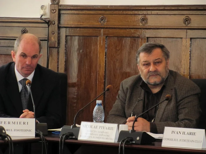 Călin Făgaciu (stânga), preşedintele fermierilor clujeni, şi Nicolae Pivariu, şeful DSVSA Cluj (dreapta) FOTO: Florina pop