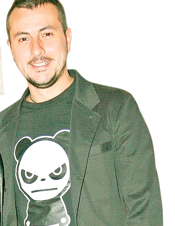 
    Ducu Ion (32 de ani)  este un cunoscut  producător de filme  şi telenovele  