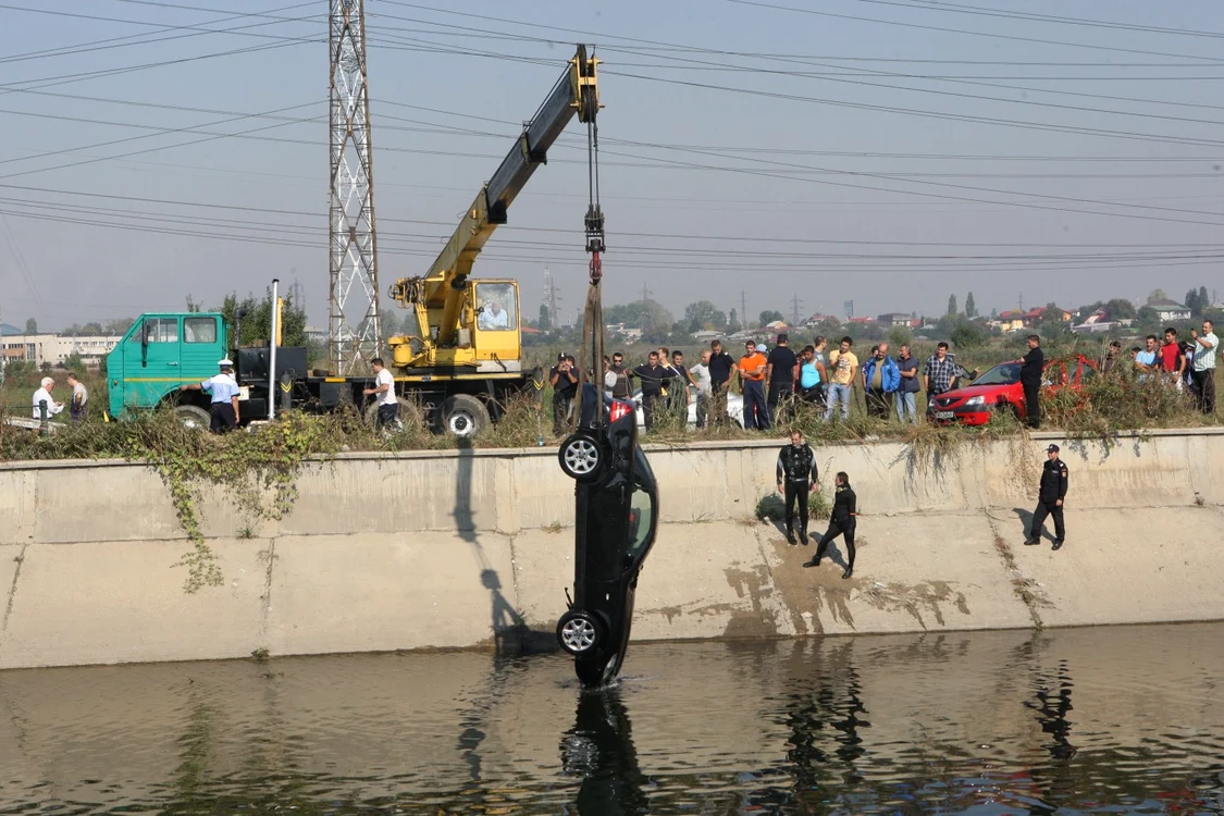 Pompierii au scos maşina din canal cu ajutorul Primăriei comunei IC Brătianu Foto: Adevarul/arhiva