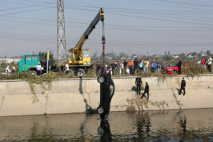 Pompierii au scos maşina din canal cu ajutorul Primăriei comunei IC Brătianu Foto: Adevarul/arhiva