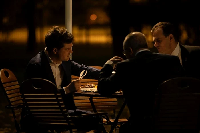 Nicușor Dan și-a comandat mici cu cartofi prăjiți și a mâncat cu tacâmuri de unică folosință