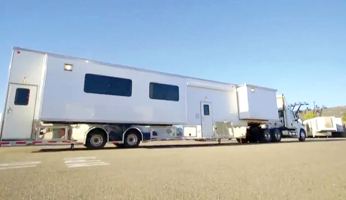 
    Livingul este  open space   