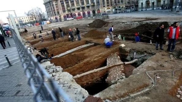 Un cimitir vechi pe 400 de ani, descoperit în Piața Universității VIDEO jpeg