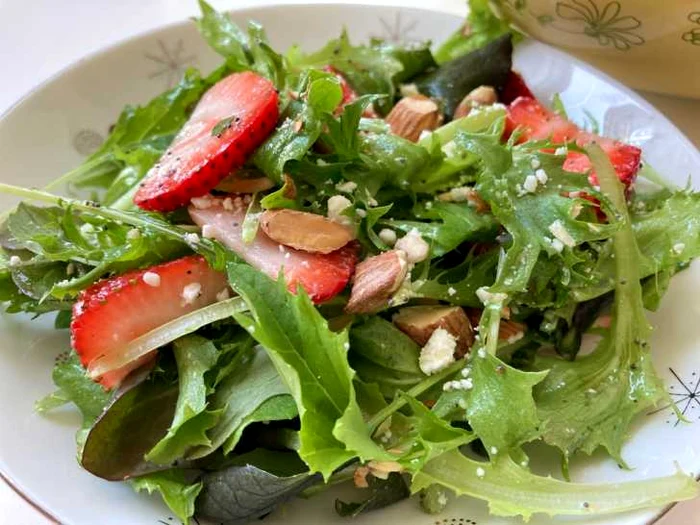 salata de capsuni