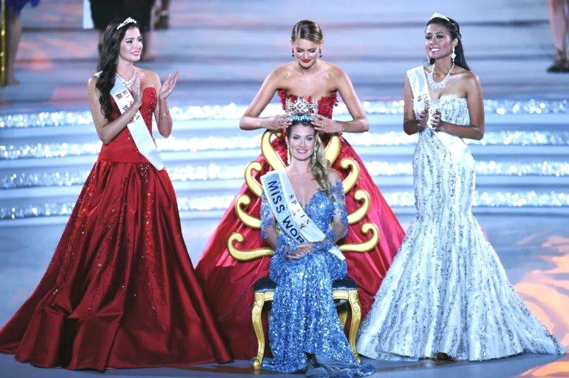 Câştigătoarea Miss World 2015 la încoronare, purtând una din craţiile designerului bistriţean (Foto: Tina Olari)