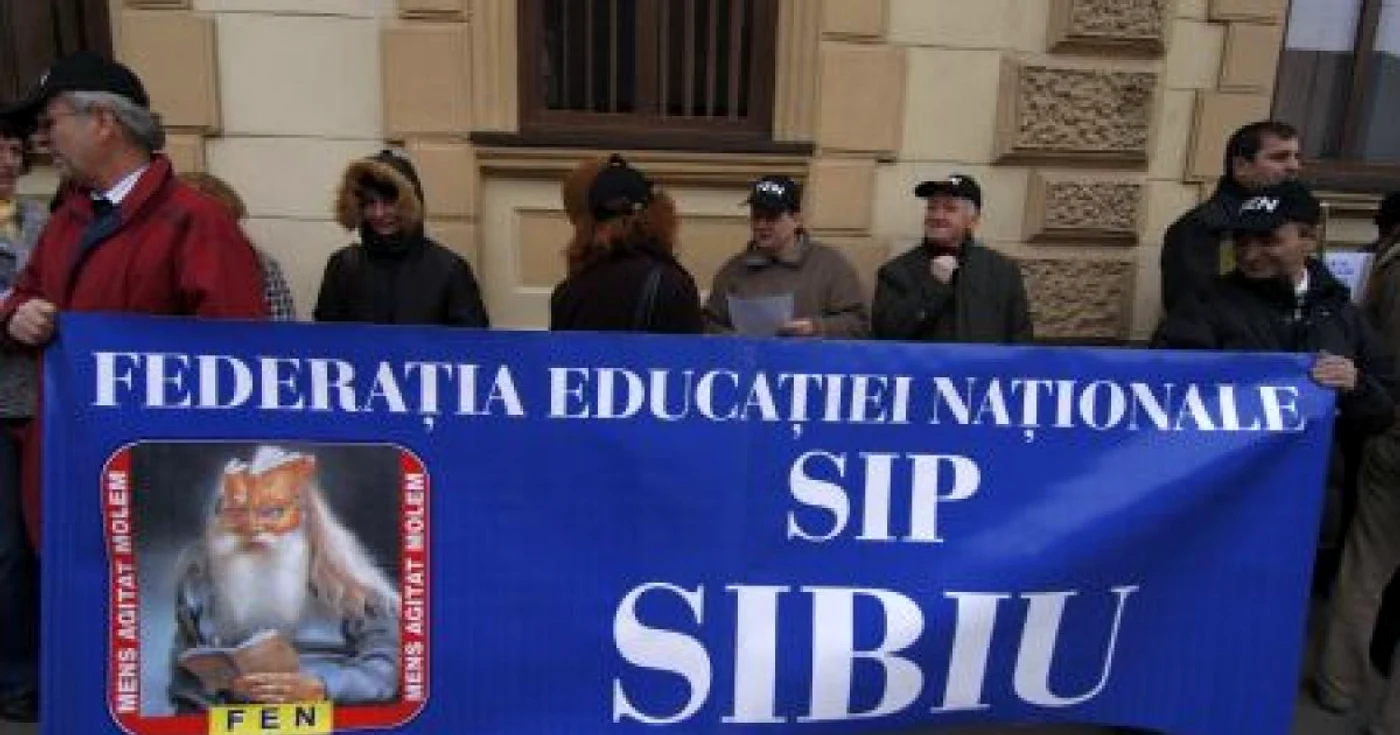 Profesorii sibieni aleg calea justiţiei în locul protestelor stradale pentru rezolvarea nemulţumirilor lor.