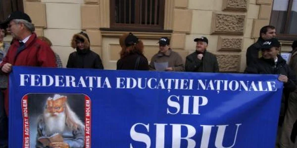 Profesorii sibieni aleg calea justiţiei în locul protestelor stradale pentru rezolvarea nemulţumirilor lor.