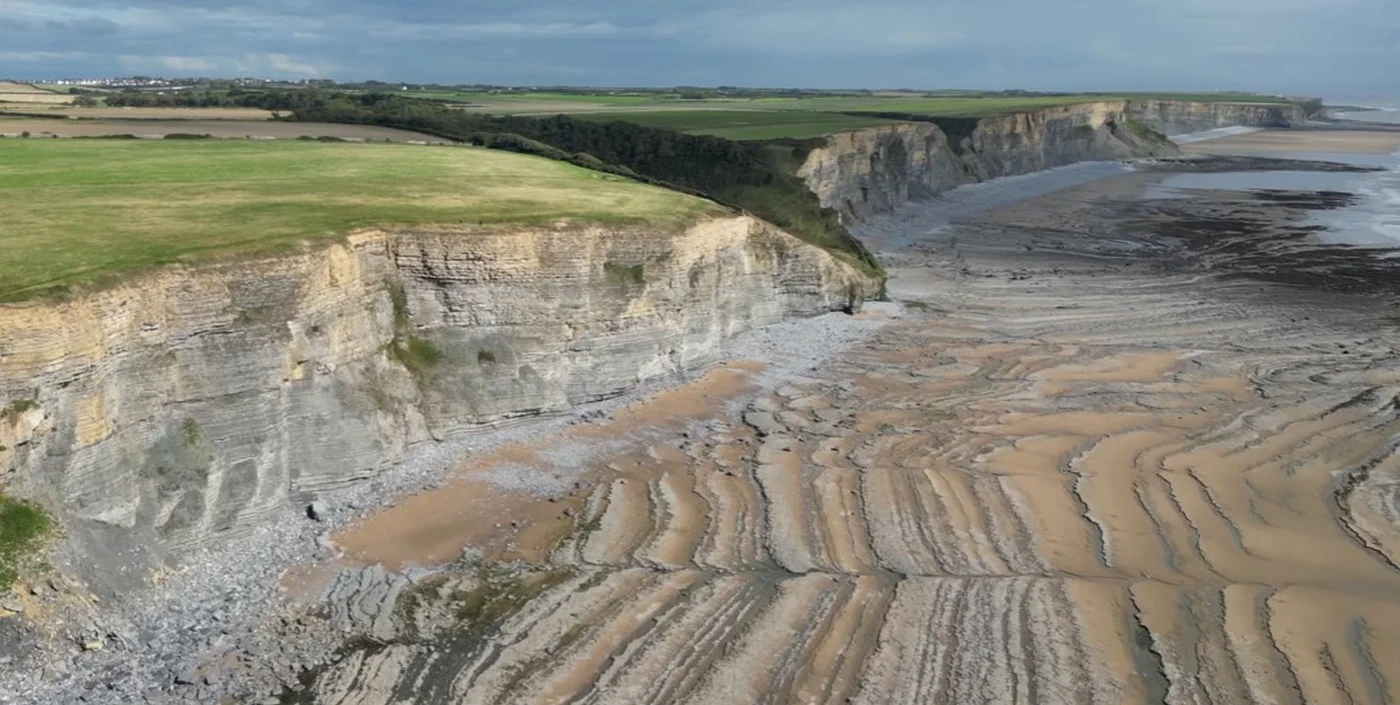Dunraven Bay, plaja pe care tot apar oase umane / foto: captură video