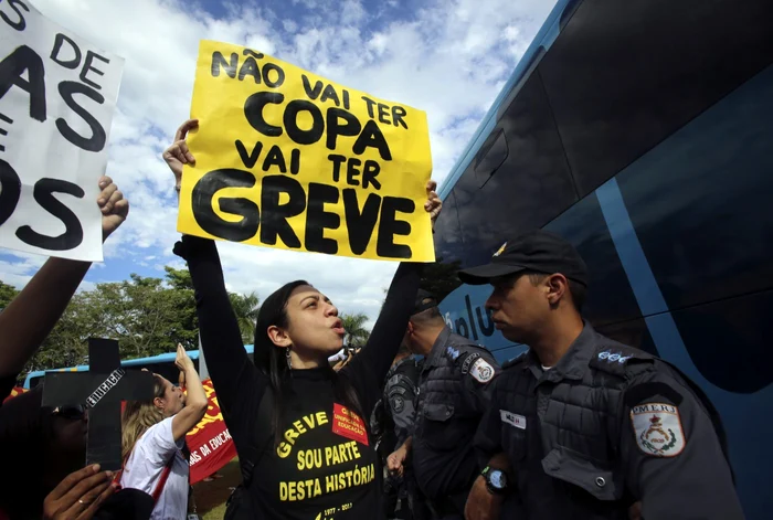 Mesajul şi ameninţarea cu care protestatarii au întâmpinat autocarul Braziliei: "Nu va fi Cupă Mondială, va fi grevă". Profesorii din Rio de Janeiro sunt în grevă din 12 mai, solicitând salarii mai mari şi condiţii mai bune de muncă. FOTO> Reuters