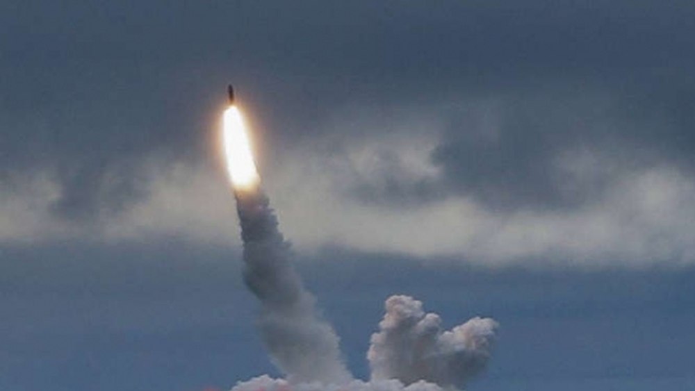 Submarinul rus cu propulsie nucleară Imperator Aleksandr III a desfăşurat cu succes un test al rachetei Bulava