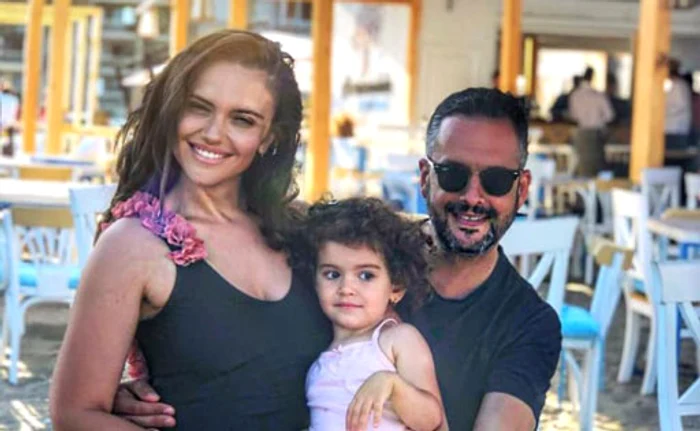 
    Cristina Şişcanu s-a despărţit cu greu de Mădălin Ionescu şi de fiica lor    