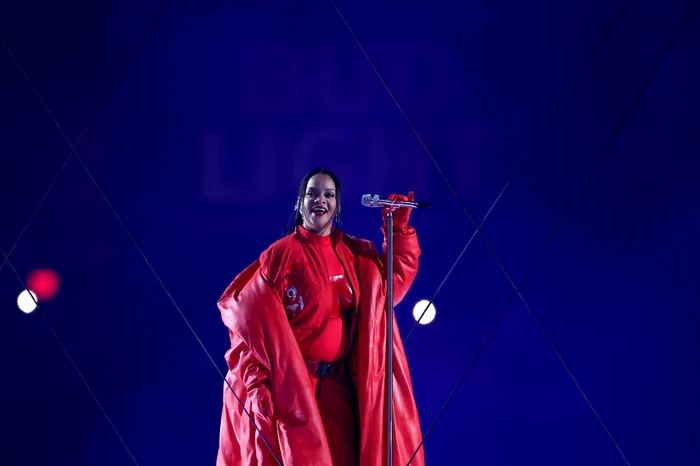 Rihanna a urcat gravidă pe scena de la Super Bowl (FOTO: GETTY)