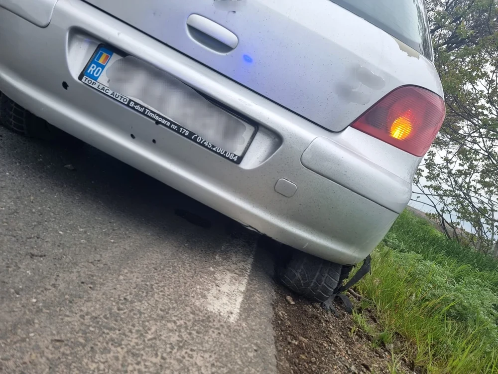 Mașină oprită cu focuri de armă FOTO: IPJ Galați