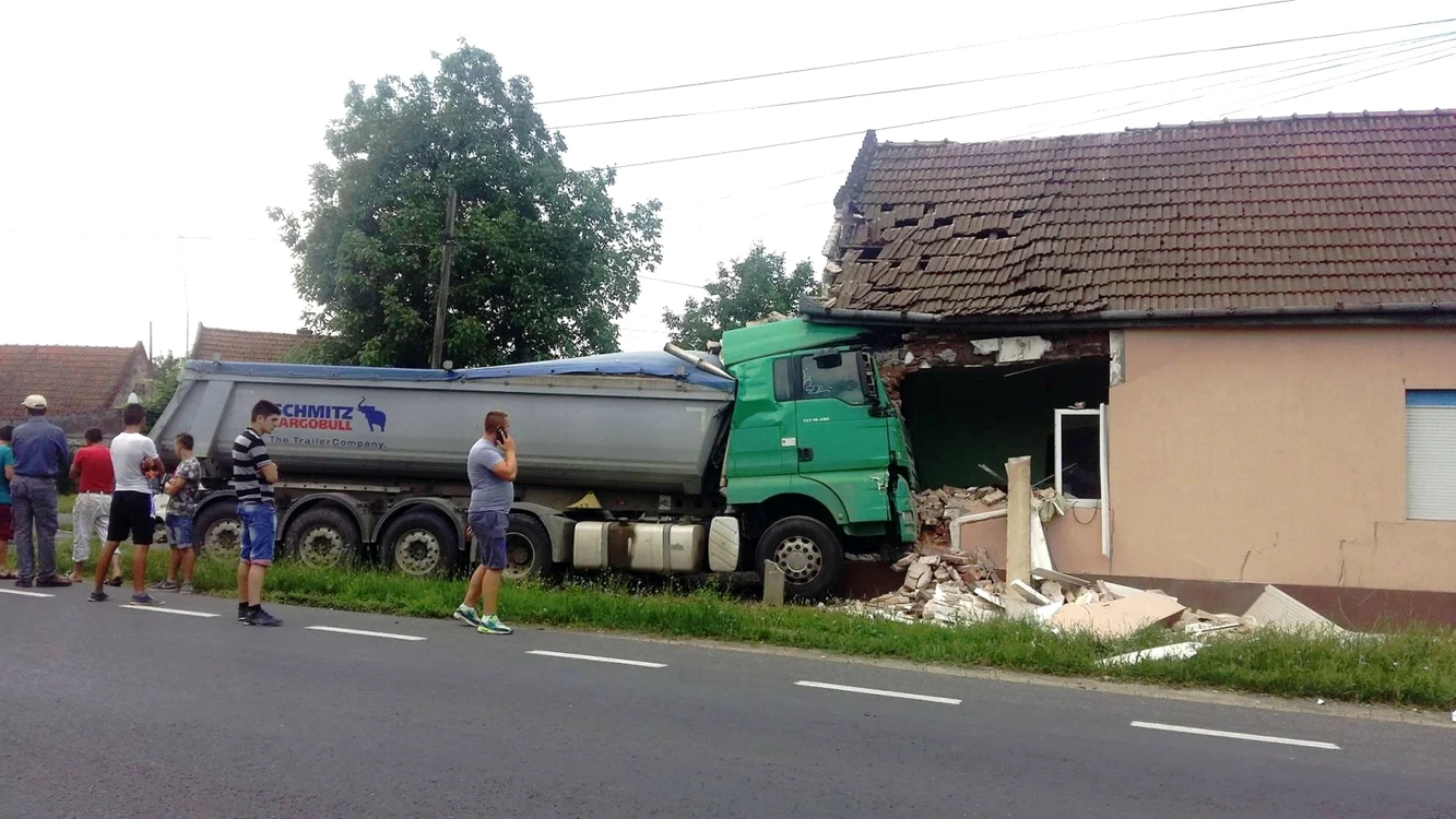 
    Camionul s-a oprit în casa unor săteni din ChizităuFoto: cetateanul.ro  