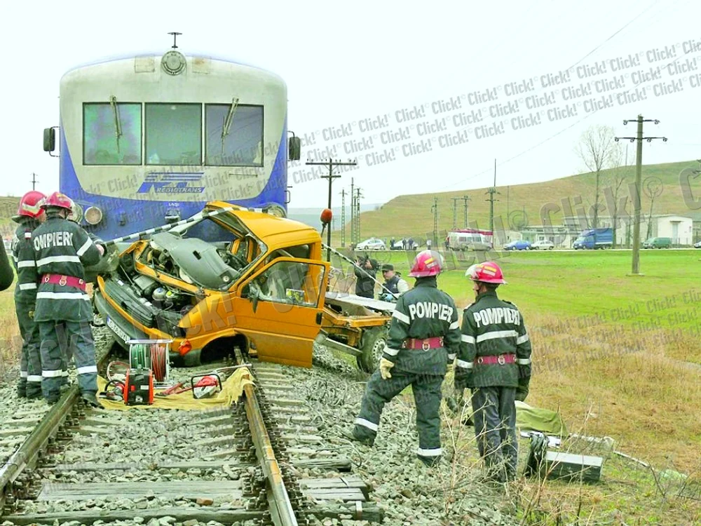 
    Autoutilitara a fost  târâtă de tren pe  şină zeci de metri  (Fotografii: Alina Stan)  