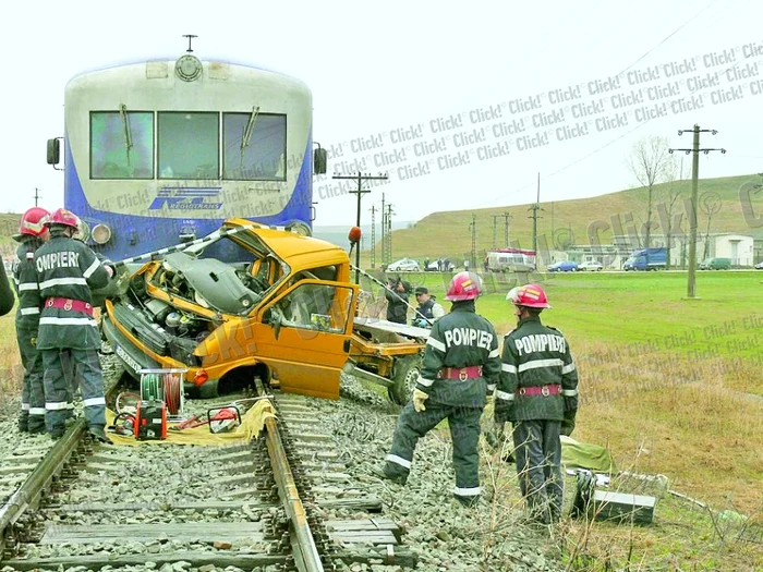 
    Autoutilitara a fost  târâtă de tren pe  şină zeci de metri  (Fotografii: Alina Stan)  