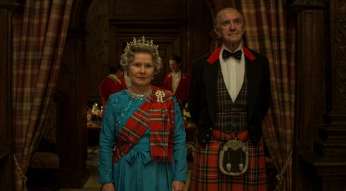 Actorii Imelda Staunton și Jonathan Pryce, în „The Crown“ 