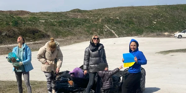 refugiati ucraina curatenie plaja constanta foto Marianna Oganesovna