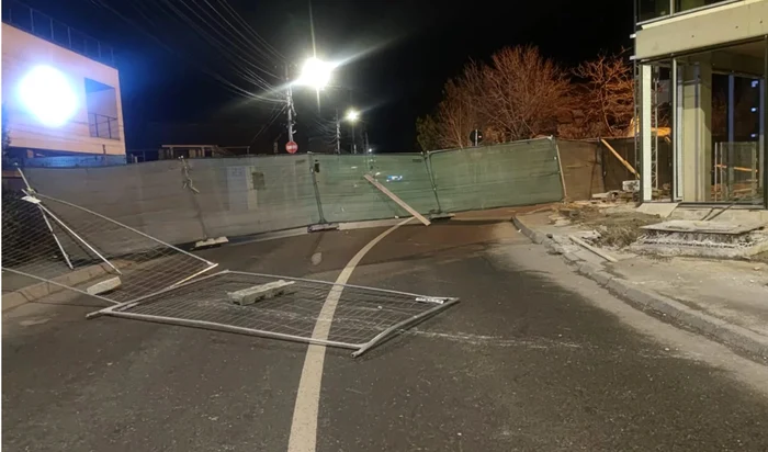 Gardul unui șantier din Sibiu, distrus în urma unei vijelii Foto Sibiu100 ro
