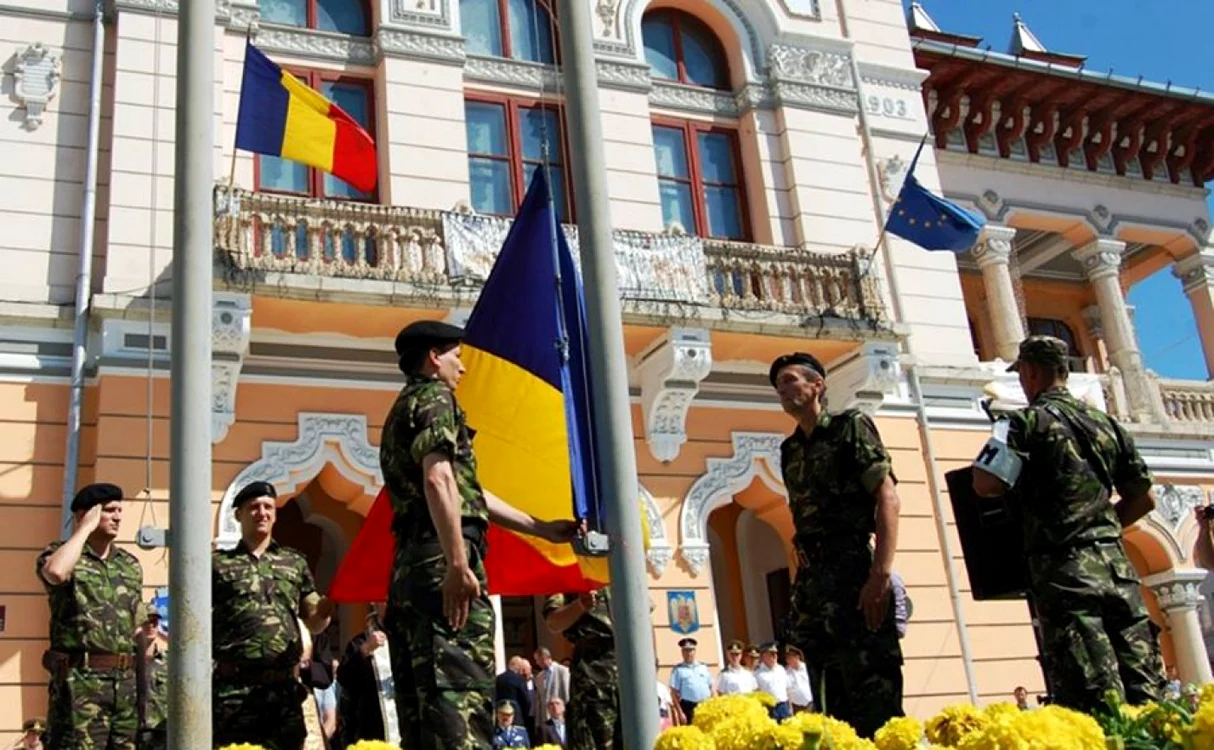 În acordurile Imnului Naţional al României, drapelul a fost ridicat pe catargul din fata Palatului Comunal