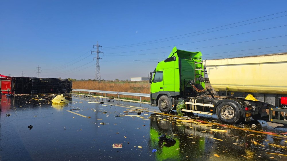 Trei autotrenuri implicate într-un accident pe Autostrada A0. O persoană a murit