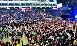 Britney şi a arătat şuncile,  în timp ce în sală au rămas  sute de locuri goale (Foto: Guliver Splashnews) jpeg