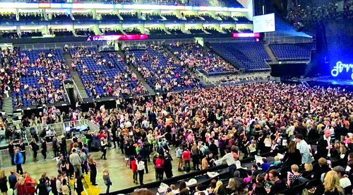 Britney şi-a arătat şuncile,  în timp ce în sală au rămas  sute de locuri goale (Foto: Guliver Splashnews)