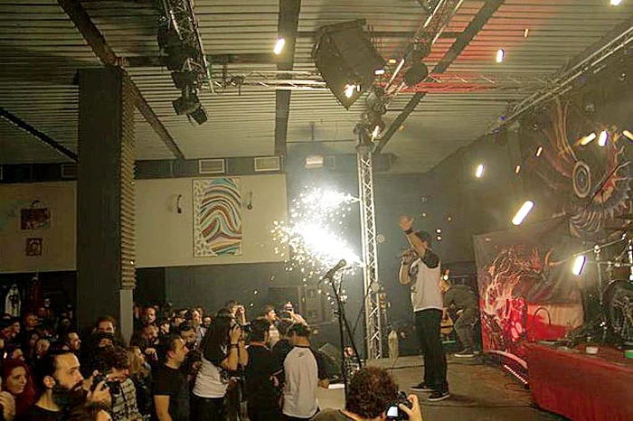 Momentul în care au fost aprinse artificiile în club